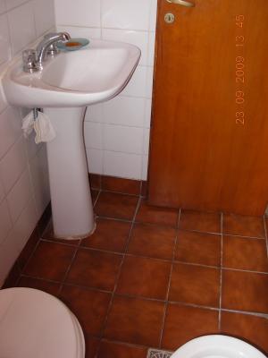 Casa en alquiler en Villa Gesell. 4 ambientes, 2 baños y capacidad de 1 a 6 personas. 