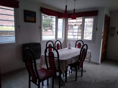 Casa en alquiler en Villa Gesell. 3 ambientes, 2 baños y capacidad de 1 a 5 personas. 