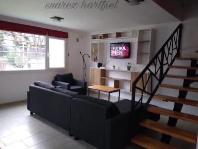 Casa en alquiler en Villa Gesell. 3 ambientes, 2 baños y capacidad de 1 a 5 personas. 