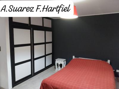 Casa en alquiler en Villa Gesell. 3 ambientes, 2 baños y capacidad de 1 a 5 personas. 