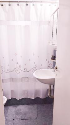 Departamento en alquiler en Villa Gesell. 2 ambientes, 1 baño y capacidad de 1 a 3 personas. 