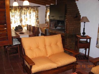Departamento en alquiler en Villa Gesell. 4 ambientes, 2 baños y capacidad de 1 a 7 personas. 