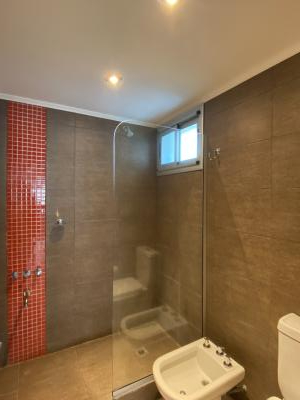 Complejo de Dptos en alquiler en Villa Gesell. 3 ambientes, 1 baño y capacidad de 1 a 4 personas. 
