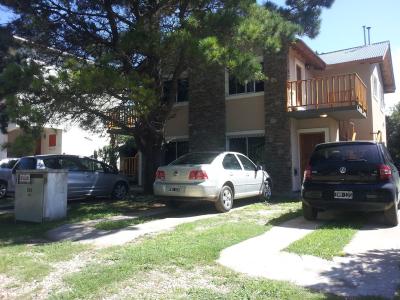 Complejo de Dptos en alquiler en Villa Gesell. 3 ambientes, 1 baño y capacidad de 1 a 6 personas. 