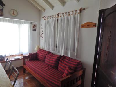 Casa en alquiler en Villa Gesell. 3 ambientes, 1 baño y capacidad de 1 a 5 personas. 