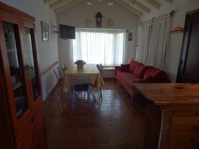 Casa en alquiler en Villa Gesell. 3 ambientes, 1 baño y capacidad de 1 a 5 personas. 