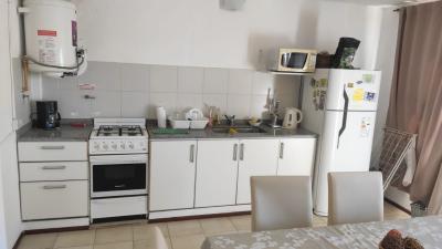 Departamento en alquiler en Villa Gesell. 3 ambientes, 2 baños y capacidad de 1 a 6 personas. 