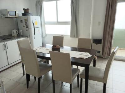 Departamento en alquiler en Villa Gesell. 3 ambientes, 2 baños y capacidad de 1 a 6 personas. 