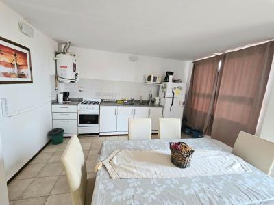 Departamento en alquiler en Villa Gesell. 3 ambientes, 2 baños y capacidad de 1 a 6 personas. 