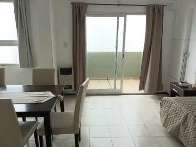 Departamento en alquiler en Villa Gesell. 3 ambientes, 2 baños y capacidad de 1 a 6 personas. 
