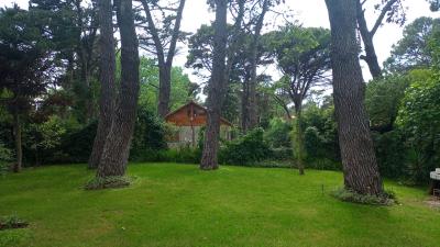Cabaña en alquiler en Villa Gesell. 3 ambientes, 2 baños y capacidad de 4 a 6 personas. 