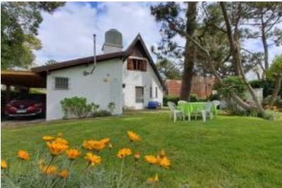 Cabaña en alquiler en Villa Gesell. 3 ambientes, 2 baños y capacidad de 4 a 6 personas. 