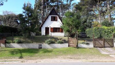 Cabaña en alquiler en Villa Gesell. 3 ambientes, 2 baños y capacidad de 4 a 6 personas. 