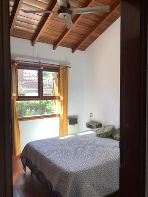 Casa en alquiler en Villa Gesell. 2 ambientes, 1 baño y capacidad de 1 a 5 personas. 