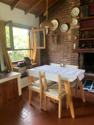 Casa en alquiler en Villa Gesell. 2 ambientes, 1 baño y capacidad de 1 a 5 personas. 