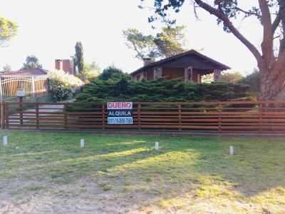 Casa en alquiler en Villa Gesell. 2 ambientes, 1 baño y capacidad de 1 a 5 personas. 