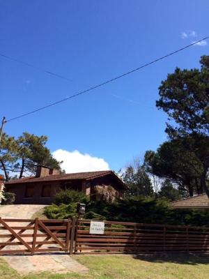 Casa en alquiler en Villa Gesell. 2 ambientes, 1 baño y capacidad de 1 a 5 personas. 