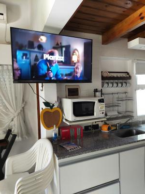 Casa en alquiler en Villa Gesell. 3 ambientes, 2 baños y capacidad de 4 a 6 personas. 