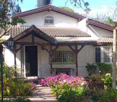 Casa en alquiler en Villa Gesell. 3 ambientes, 2 baños y capacidad de 4 a 6 personas. 
