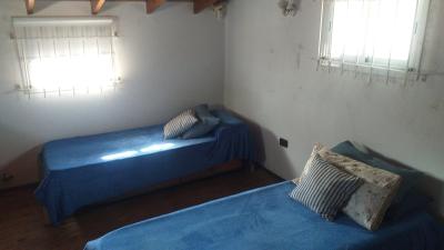 Casa en alquiler en Villa Gesell. 3 ambientes, 2 baños y capacidad de 4 a 6 personas. 