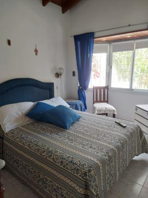 Casa en alquiler en Villa Gesell. 3 ambientes, 2 baños y capacidad de 4 a 6 personas. 