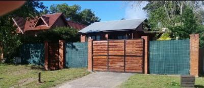 Casa en alquiler en Villa Gesell. 3 ambientes, 1 baño y capacidad de 1 a 5 personas. 