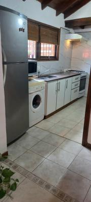 Casa en alquiler en Villa Gesell. 3 ambientes, 1 baño y capacidad de 1 a 5 personas. 