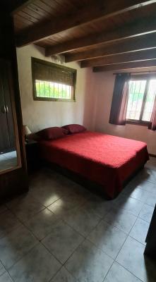 Casa en alquiler en Villa Gesell. 3 ambientes, 1 baño y capacidad de 1 a 5 personas. 