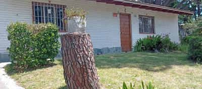 Casa en alquiler en Villa Gesell. 3 ambientes, 1 baño y capacidad de 2 a 5 personas. 