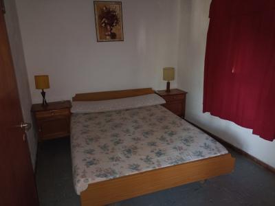 Casa en alquiler en Villa Gesell. 3 ambientes, 1 baño y capacidad de 2 a 5 personas. 