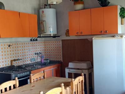 Casa en alquiler en Villa Gesell. 3 ambientes, 1 baño y capacidad de 2 a 5 personas. 