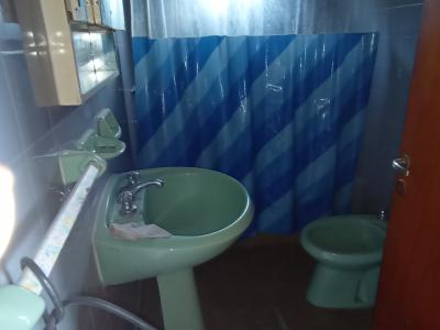 Casa en alquiler en Villa Gesell. 3 ambientes, 1 baño y capacidad de 2 a 5 personas. 