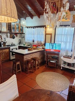 Casa en alquiler en Villa Gesell. 3 ambientes, 2 baños y capacidad de 1 a 6 personas. 