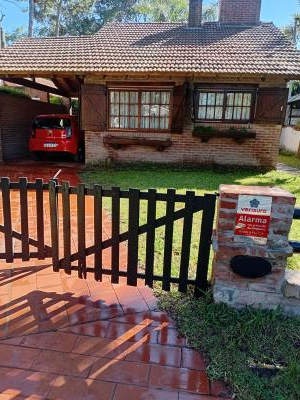 Casa en alquiler en Villa Gesell. 3 ambientes, 2 baños y capacidad de 1 a 6 personas. 