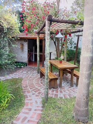 Casa en alquiler en Villa Gesell. 3 ambientes, 2 baños y capacidad de 1 a 6 personas. 