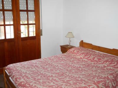 Casa en alquiler en Villa Gesell. 4 ambientes, 1 baño y capacidad de 2 a 7 personas. 