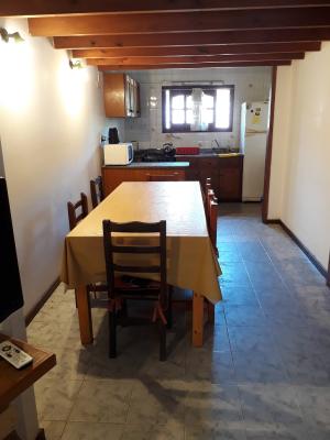Casa en alquiler en Villa Gesell. 4 ambientes, 1 baño y capacidad de 2 a 7 personas. 