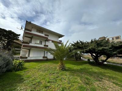 Departamento en alquiler en Villa Gesell. 3 ambientes, 1 baño y capacidad de 2 a 5 personas. 