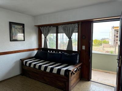 Departamento en alquiler en Villa Gesell. 3 ambientes, 1 baño y capacidad de 2 a 5 personas. 