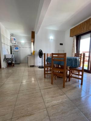 Departamento en alquiler en Villa Gesell. 3 ambientes, 2 baños y capacidad de 2 a 6 personas. 
