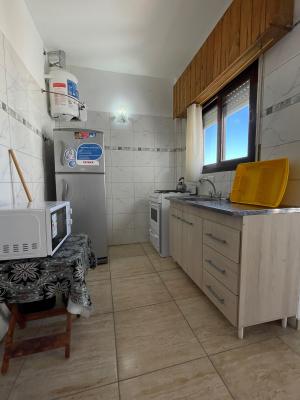 Departamento en alquiler en Villa Gesell. 3 ambientes, 2 baños y capacidad de 2 a 6 personas. 