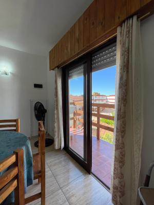 Departamento en alquiler en Villa Gesell. 3 ambientes, 2 baños y capacidad de 2 a 6 personas. 