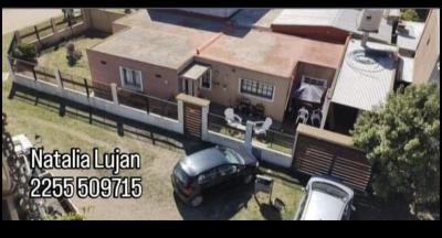 Casa en alquiler en Villa Gesell. 4 ambientes, 1 baño y capacidad de 2 a 7 personas. 