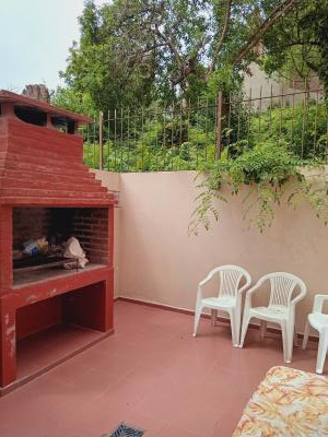 Duplex en alquiler en Villa Gesell. 3 ambientes, 2 baños y capacidad de 4 a 6 personas. 