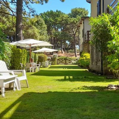 Complejo de Cabañas en alquiler en Villa Gesell. 2 ambientes, 2 baños y capacidad de 2 a 5 personas. 