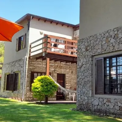 Complejo de Cabañas en alquiler en Villa Gesell. 2 ambientes, 2 baños y capacidad de 2 a 5 personas. 