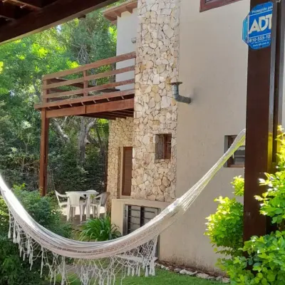 Complejo de Cabañas en alquiler en Villa Gesell. 2 ambientes, 2 baños y capacidad de 2 a 5 personas. 