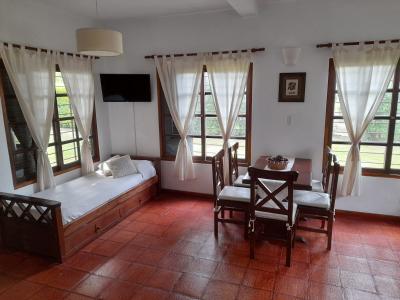 Complejo de Cabañas en alquiler en Villa Gesell. 2 ambientes, 2 baños y capacidad de 2 a 5 personas. 