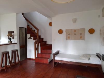 Complejo de Cabañas en alquiler en Villa Gesell. 2 ambientes, 2 baños y capacidad de 2 a 5 personas. 