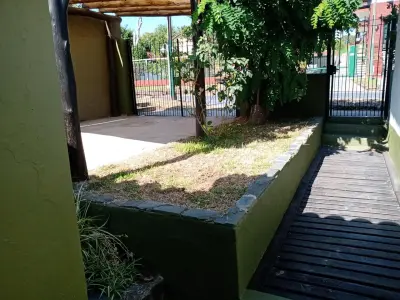 Casa en alquiler en Villa Gesell. 3 ambientes, 1 baño y capacidad de 1 a 6 personas. 